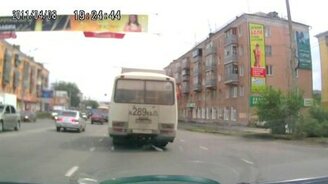 Ловкий манёвр на ПАЗе - смотреть видео (0:18)