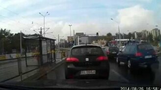 Мотоциклист помог дедушке на дороге - смотреть видео (0:21)