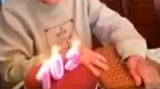 102-летняя бабушка задувает свечи - смотреть видео (0:26)