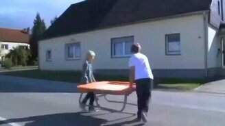 Маленькие хулиганы на дороге - смотреть видео (0:23)