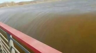 Красивое стекание воды - смотреть видео (0:13)