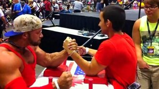 Неожиданный итог в армрестлинге - смотреть видео (0:31)