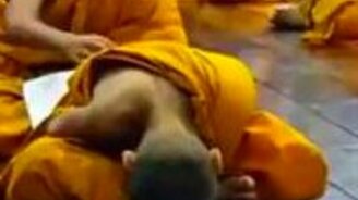 Засыпающий маленький монах - смотреть видео (1:11)