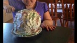 Скушай, доча, тортик! - смотреть видео (0:17)