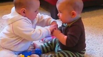 Два малыша и соска - смотреть видео (3:27)