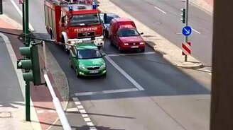 Как в Европе пропускают пожарных - смотреть видео (0:54)