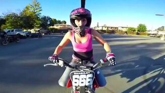 Женский прыжок на мотоцикле - смотреть видео (1:09)