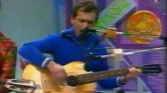 Как выглядят дворовые вечеринки под гитару - смотреть видео (2:03)