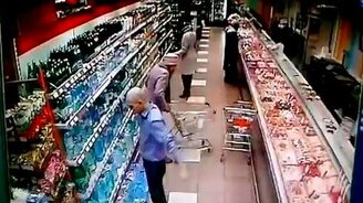 Покупатель решил подкачаться - смотреть видео (0:34)