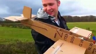 Полёт картонного самолёта - смотреть видео (1:20)