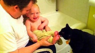 Кошка лижет ступни ребёнка - смотреть видео (0:32)