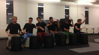 Барабанщики на пластиковых вёдрах - смотреть видео (4:43)