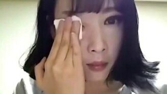 Кореянка смывает макияж... - смотреть видео (2:36)