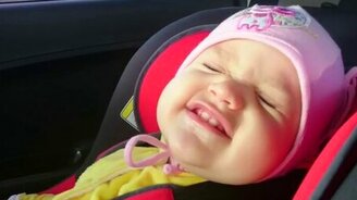 Мама не даёт уснуть дочке - смотреть видео (1:18)