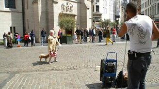 Задорная бабулька - смотреть видео (2:28)