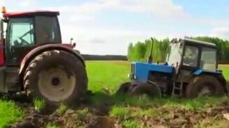 Беспомощные тракторы - смотреть видео (2:14)