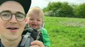 Реакция малыша на одуванчик - смотреть видео (2:08)