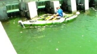 Рыбак против окуня весом в 250 кг - смотреть видео (0:48)