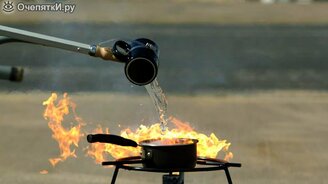 Можно ли потушить горящее масло водой? - смотреть видео (2:14)