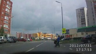 Беспечные мамаши на дорогах - смотреть видео (2:42)