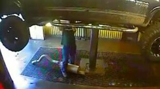 Пикап рухнул - смотреть видео (1:12)