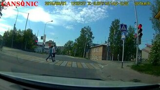 Нелепое столкновение на переходе - смотреть видео (0:36)