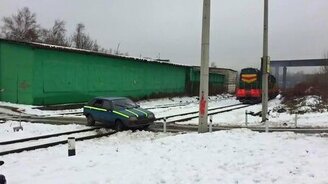 Тепловоз против автомобиля - смотреть видео (0:28)