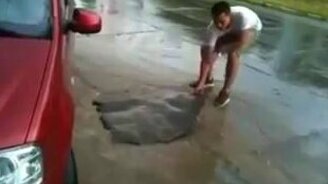 Дождь смывает куски асфальта - смотреть видео (0:23)