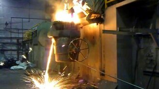 Заливка металла в ковш - смотреть видео (1:13)