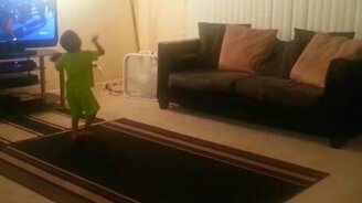 Маленький поклонник Джексона - смотреть видео (1:43)