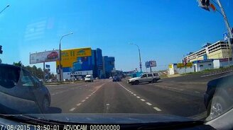 Машина на дороге без водителя - смотреть видео (0:29)