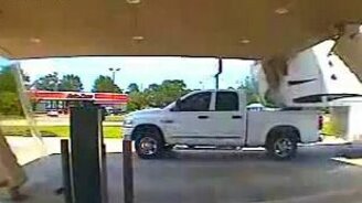 Не уместился на АЗС - смотреть видео (0:12)