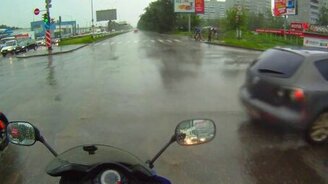 Опрометчивый мотоциклист - смотреть видео (0:28)