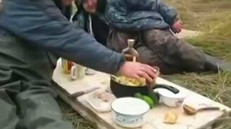 Бурундук трапезничает с мужиками - смотреть видео (1:14)