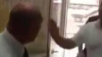 Муха залетела в бар... - смотреть видео (0:10)