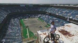 Экстрим на BMX среди руин стадиона - смотреть видео (3:28)