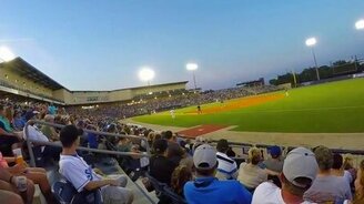 И сюжет снял, и мяч поймал - смотреть видео (0:25)