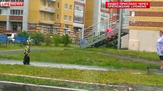 Мальчик прячется в луже от бабушки - смотреть видео (1:40)