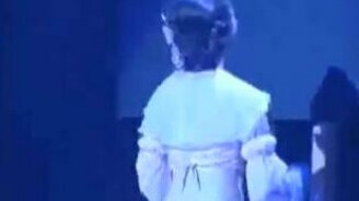 Рисует кверху ногами - смотреть видео (2:32)