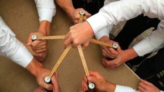 Открыли пять бутылок сразу - смотреть видео (0:18)