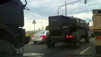 Военная техника на дороге - смотреть видео (1:26)