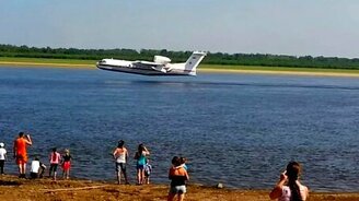 Забор воды из Оби самолётами - смотреть видео (1:46)