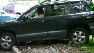 Нелепости с участием женщин за рулём - смотреть видео (4:33)