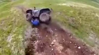 Провал с квадроциклом - смотреть видео (0:22)