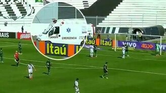 Мяч в окно машины скорой - смотреть видео (0:20)