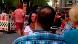 Клоун изображает случайных прохожих - смотреть видео (4:39)