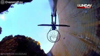 Забросил мяч в корзину с высоченной плотины - смотреть видео (1:33)