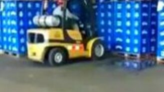 Неудача водителя автопогрузчика - смотреть видео (1:02)