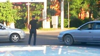 Самозванный регулировщик - смотреть видео (2:23)