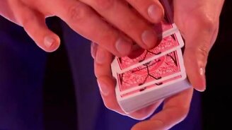 Карточный фокусник поразил жюри - смотреть видео (2:54)